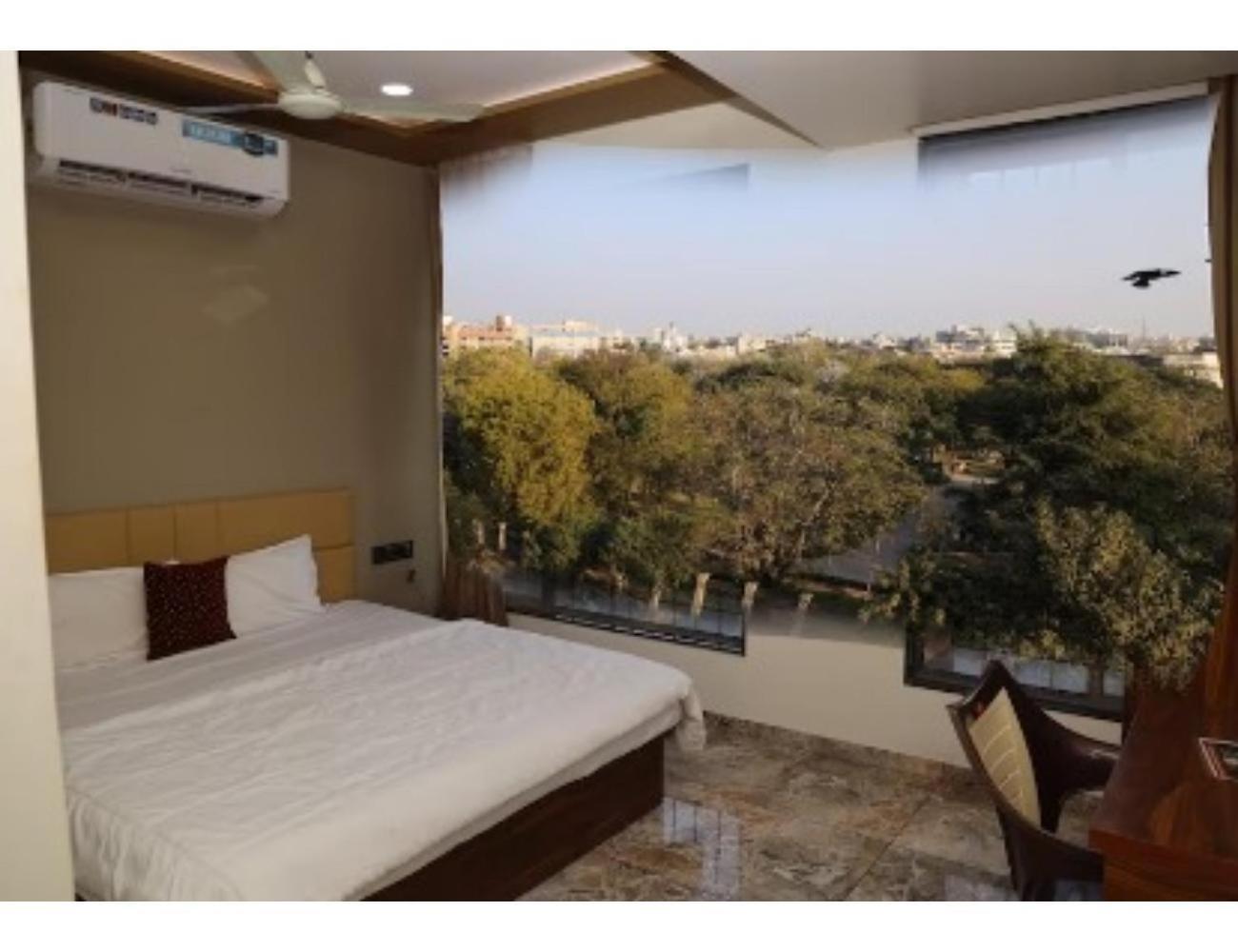 Hotel The Pill, Bhavnagar Exteriör bild