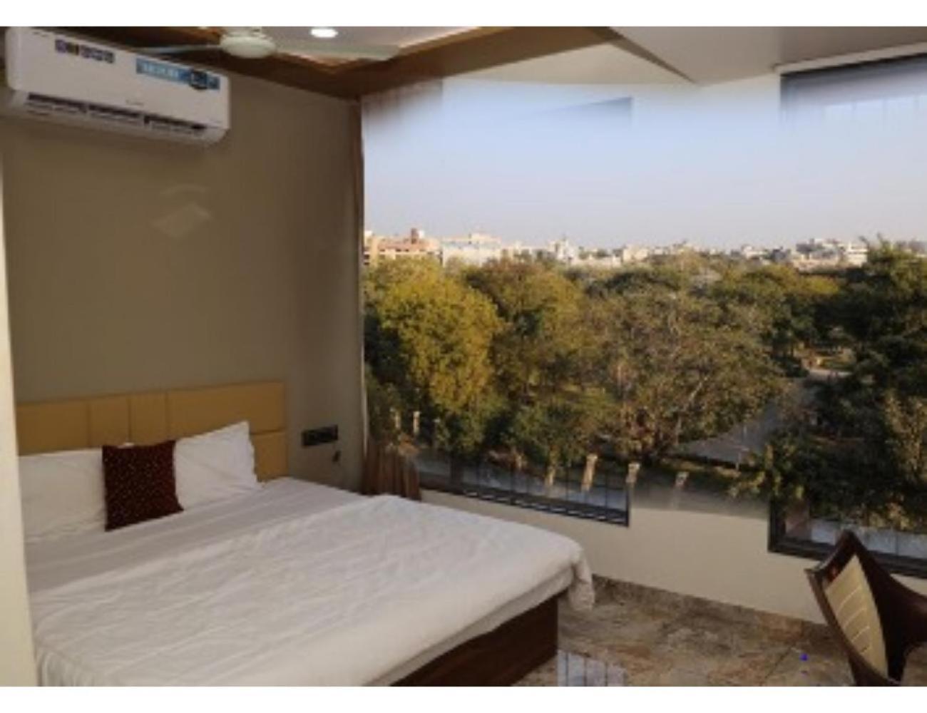 Hotel The Pill, Bhavnagar Exteriör bild