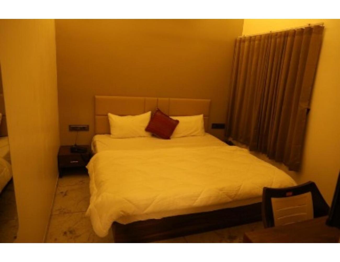 Hotel The Pill, Bhavnagar Exteriör bild