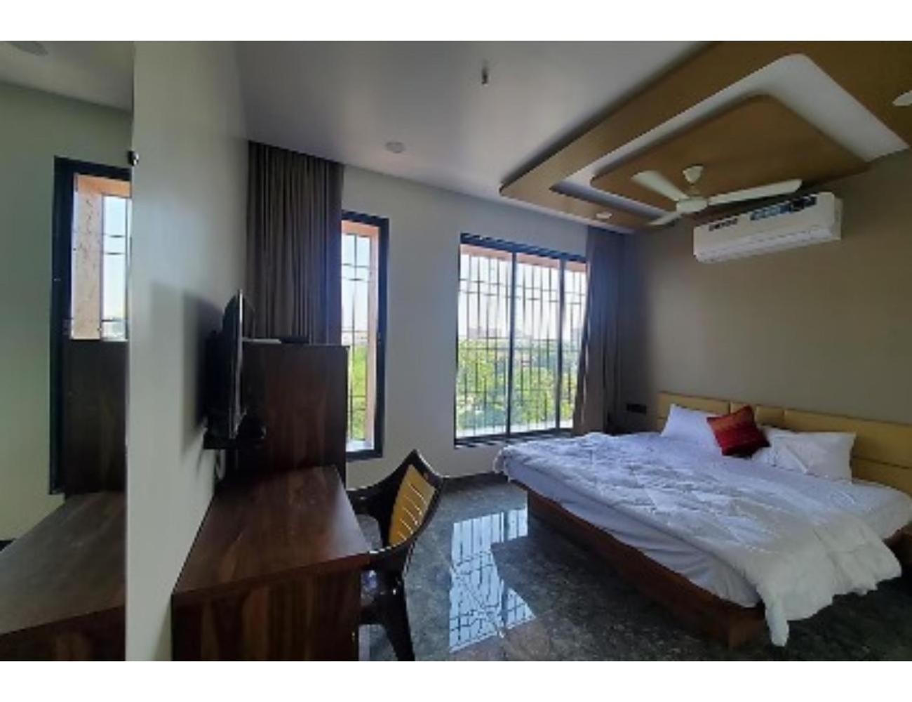 Hotel The Pill, Bhavnagar Exteriör bild